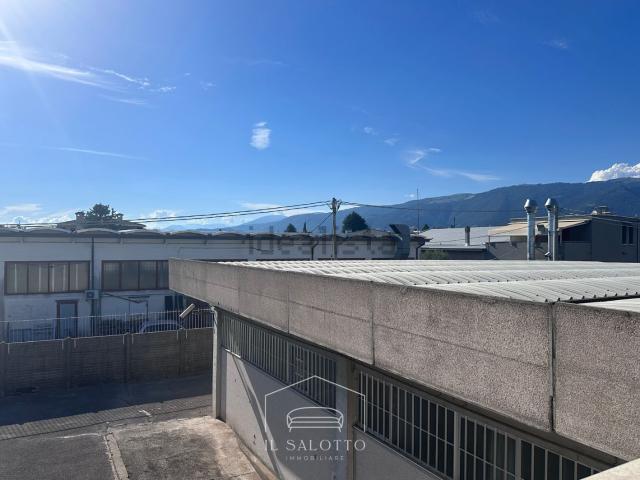 Capannone in vendita di 750 m² in Via A. Magio