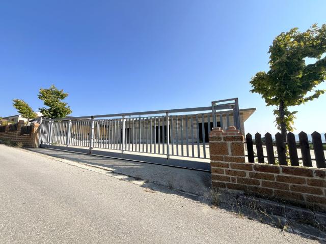 Capannone in vendita di 750 m² in Via Bosco Porcelli