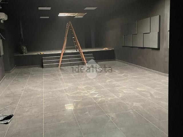 Capannone in vendita di 750 m² in Via Bard, 32