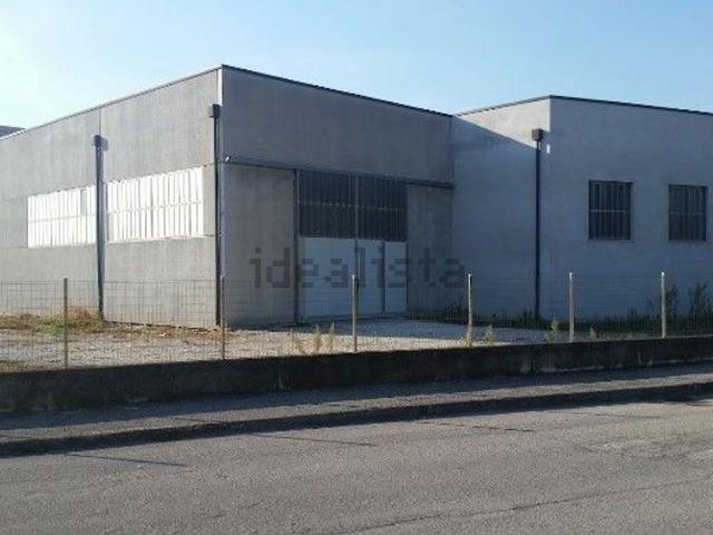 Capannone in vendita di 750 m² in Via Gino Rizzo
