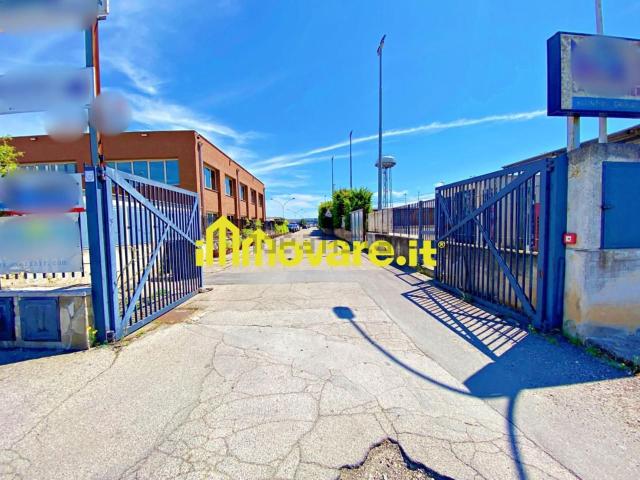 Capannone in vendita di 750 m² in Via Giovanni Battista Pirelli, 100