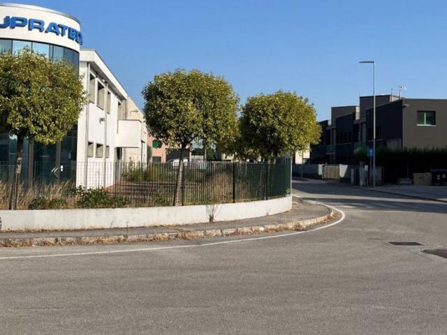 Capannone in vendita di 750 m² in Via del Lavoro, 30