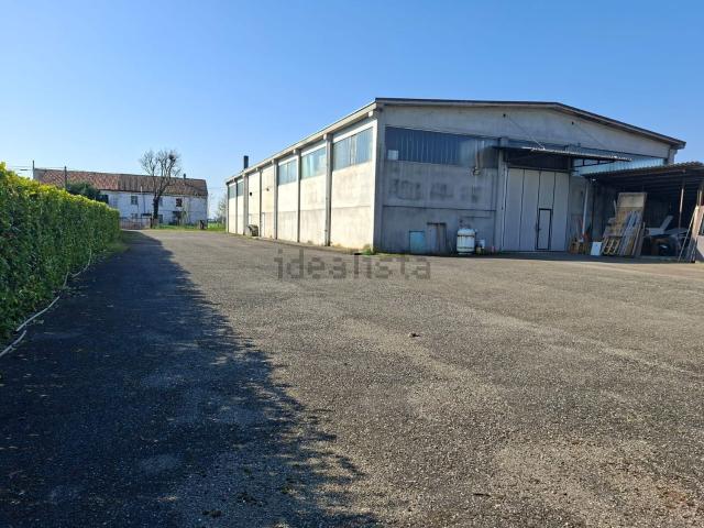 Capannone in vendita di 750 m² in Via Moschini