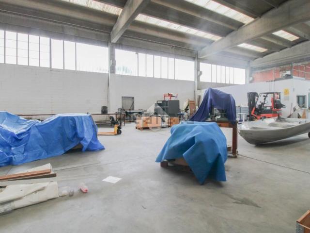 Capannone in vendita di 750 m² in Via Milano, 15