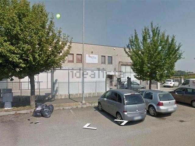Capannone in vendita di 750 m² in Via S.Pertini, 7