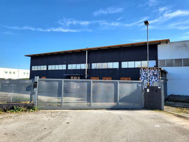 Capannone in vendita di 750 m² in Via Asi Consortile