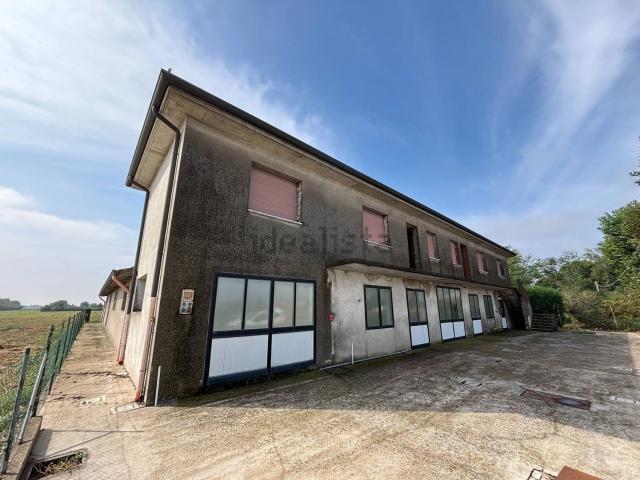 Capannone in vendita di 750 m² in Strada Provinciale San Feliciano