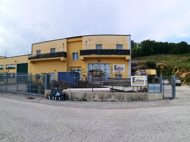 Capannone in vendita di 755 m² in Corso Europa