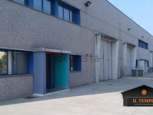 Capannone in vendita di 760 m² in Via Caldonazzo