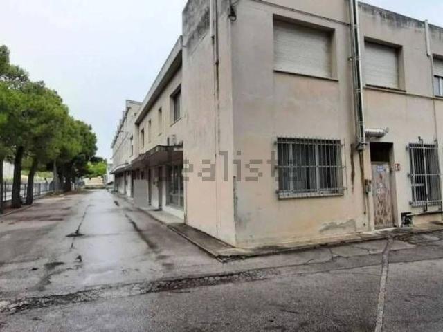 Capannone in vendita di 7629 m² in Via Giacomo Brodolini