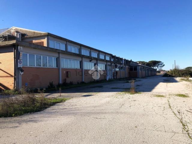 Capannone in vendita di 7666 m² in Via Pontina, 30