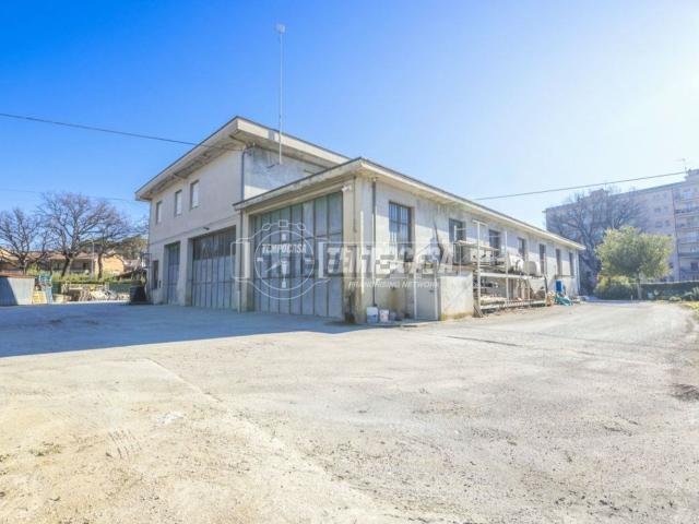 Capannone in vendita di 770 m²