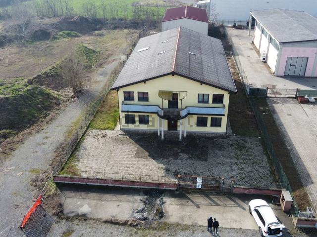 Capannone in vendita di 770 m² in Via Walter Tobagi, 11