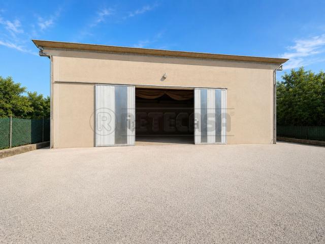 Capannone in vendita di 774 m² in Via S. Giovanni, 48