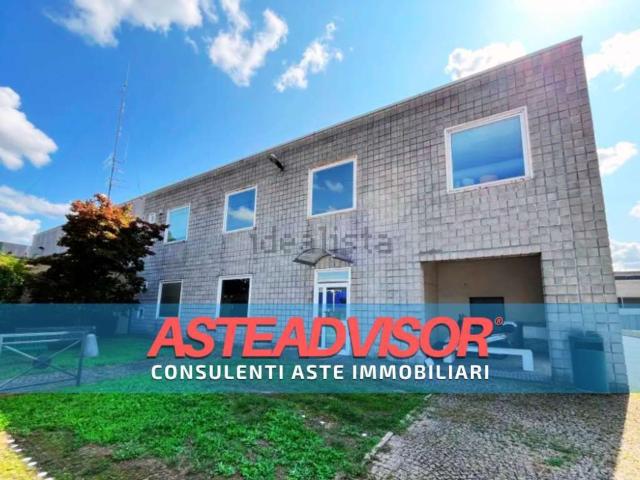 Capannone in vendita di 782 m² in Via del Lavoro, 148