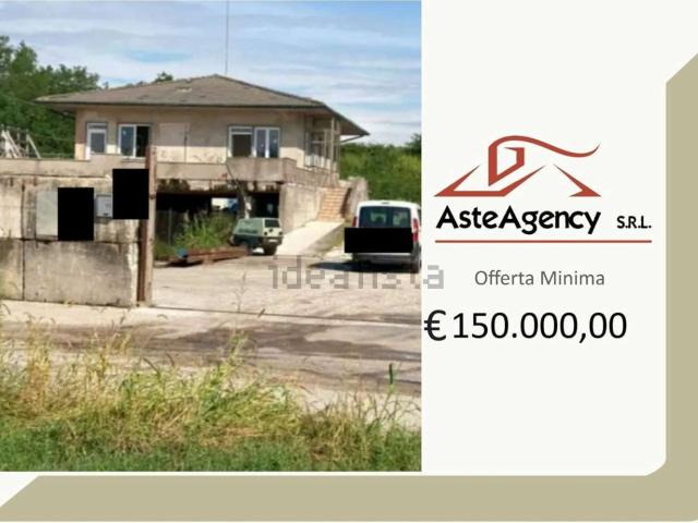 Capannone in vendita di 785 m² in Via San Vito, 11