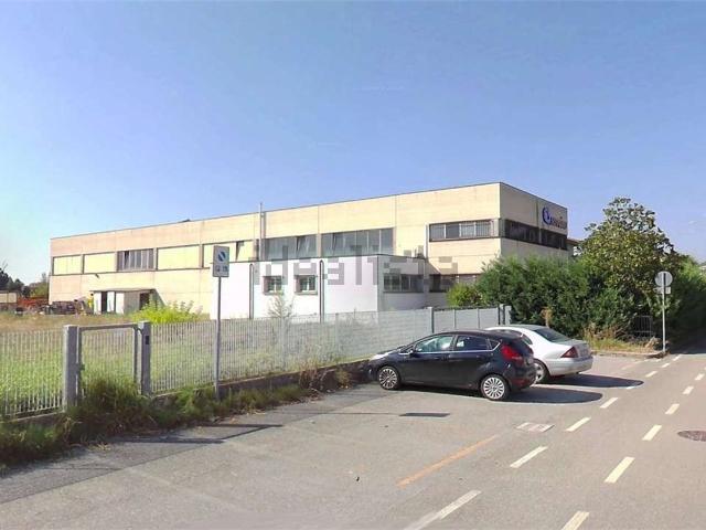 Capannone in vendita di 786 m² in Via del Lavoro, 72
