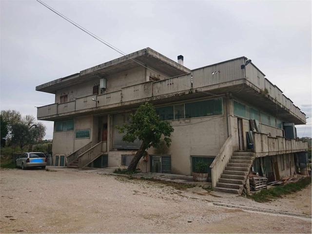 Capannone in vendita di 788 m² in Via Vibrata