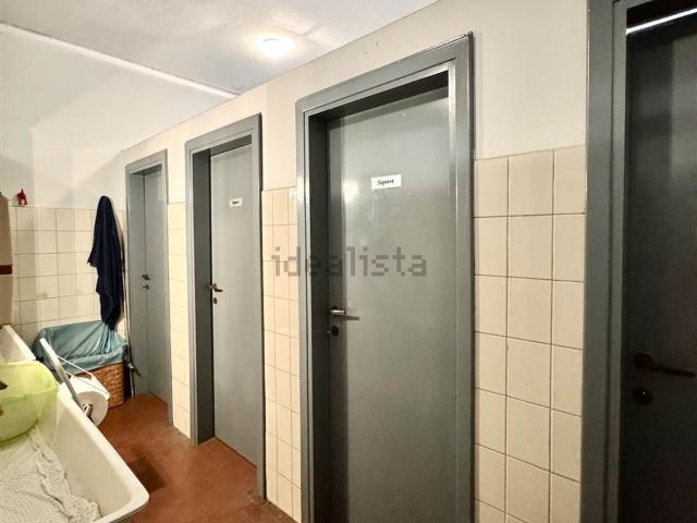 Capannone in vendita di 827 m²