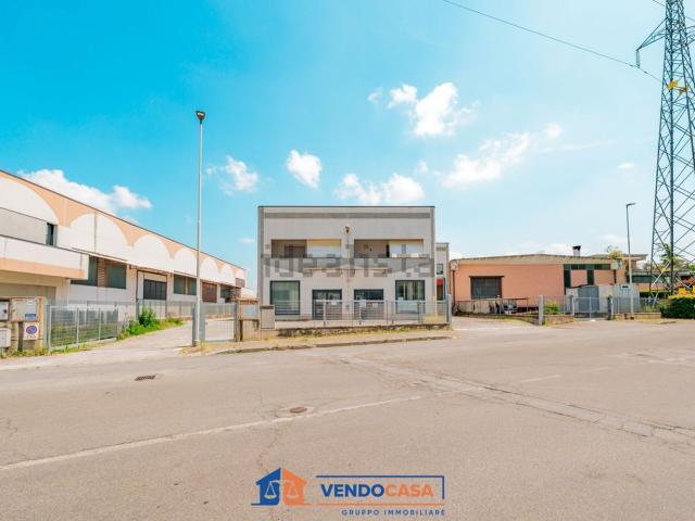 Capannone in vendita di 800 m² in Via Cascina Colombaro, 55
