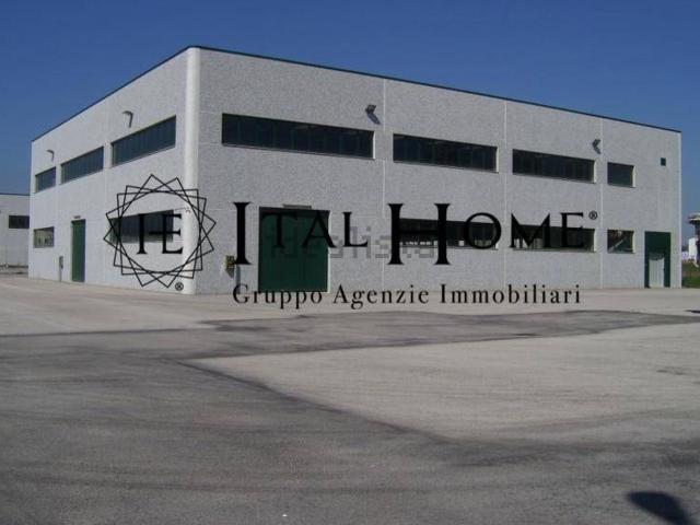 Capannone in vendita di 800 m² in Via Ceppo