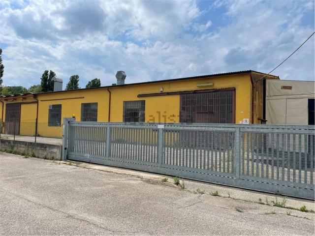 Capannone in vendita di 800 m² in Via Cristoforo Colombo, 6