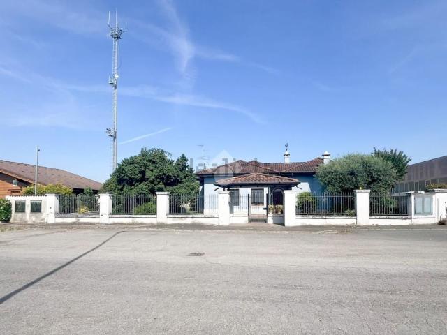 Capannone in vendita di 800 m² in Via Benigno Zaccagnini, 1