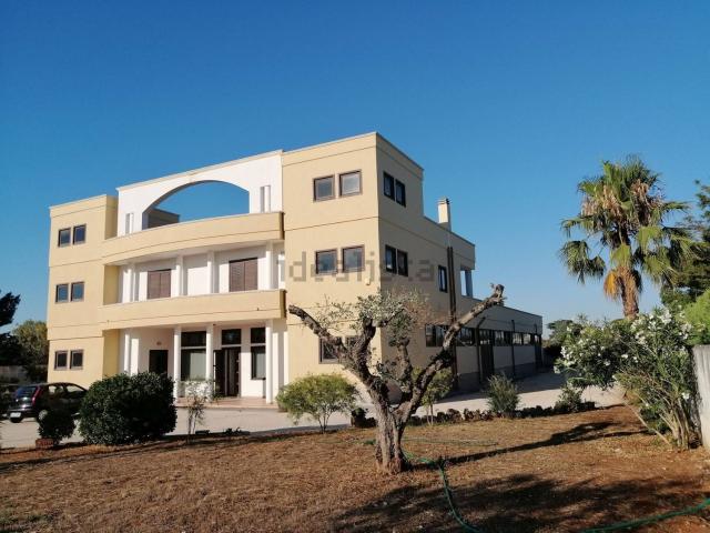 Capannone in vendita di 800 m² in Via G. Almirante, 26