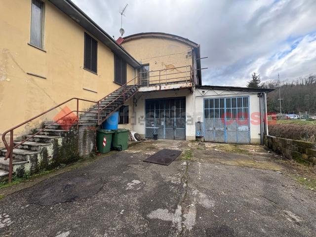 Capannone in vendita di 800 m² in Via Guido Rossa, 27