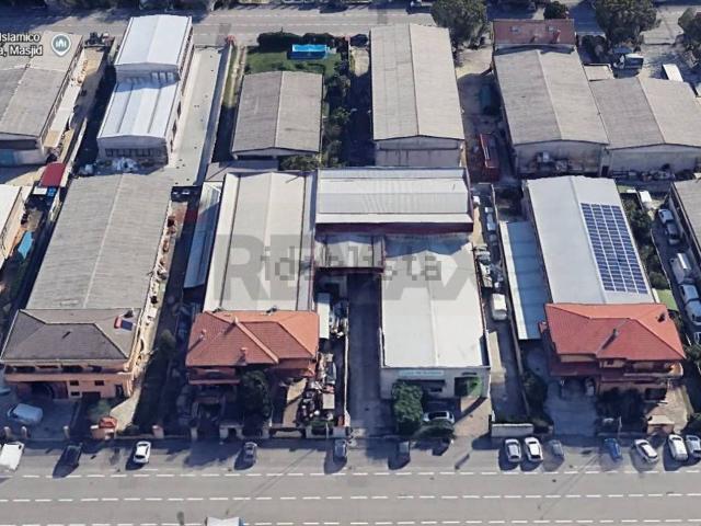 Capannone in vendita di 800 m² in Via Guido Rossa, 27
