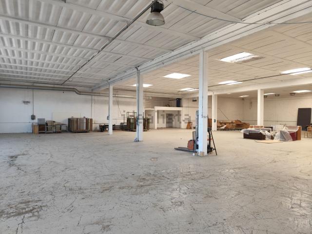 Capannone in vendita di 800 m² in Via D&apos Arezzo