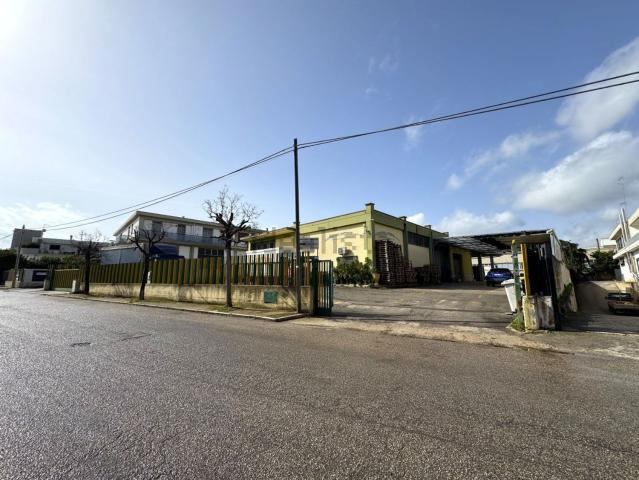 Capannone in vendita di 800 m² in Via Don Primo Mazzolari