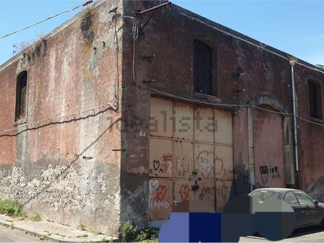 Capannone in vendita di 800 m² in Via del Faro