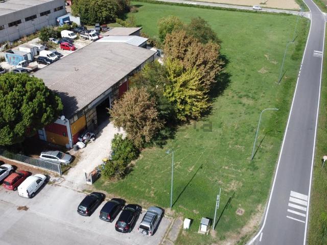 Capannone in vendita di 800 m² in Via Dell&apos Uva
