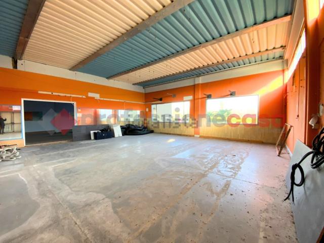 Capannone in vendita di 800 m² in Via Firenze