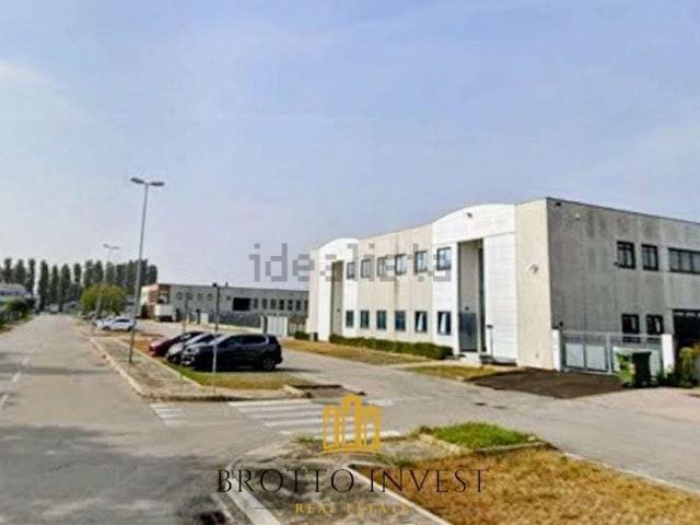 Capannone in vendita di 800 m² in Via Iseo