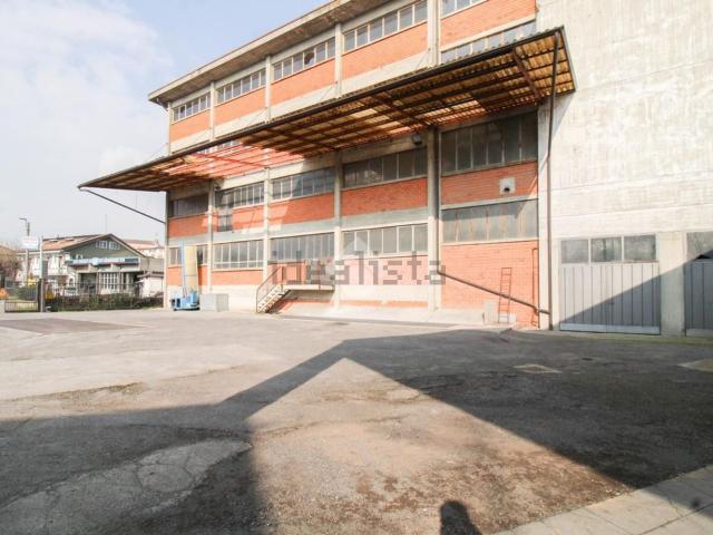 Capannone in vendita di 800 m² in Via L. Pirandello, 1