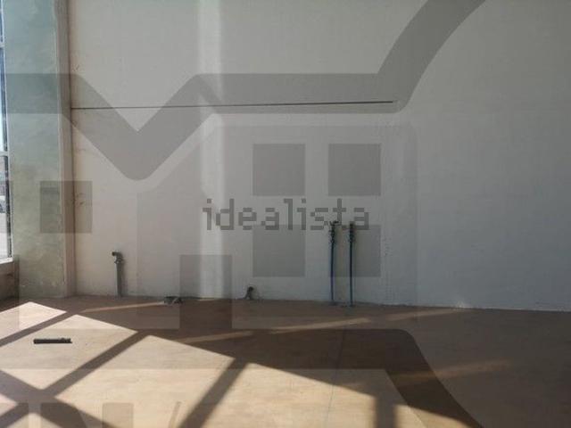 Capannone in vendita di 800 m² in Via Libeccio