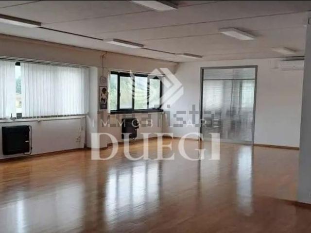 Capannone in vendita di 800 m² in Via Libeccio, 55049