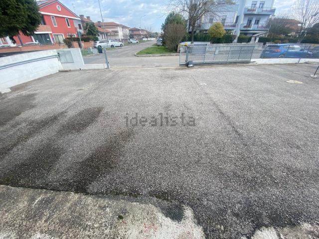 Capannone in vendita di 800 m² in Via Magro