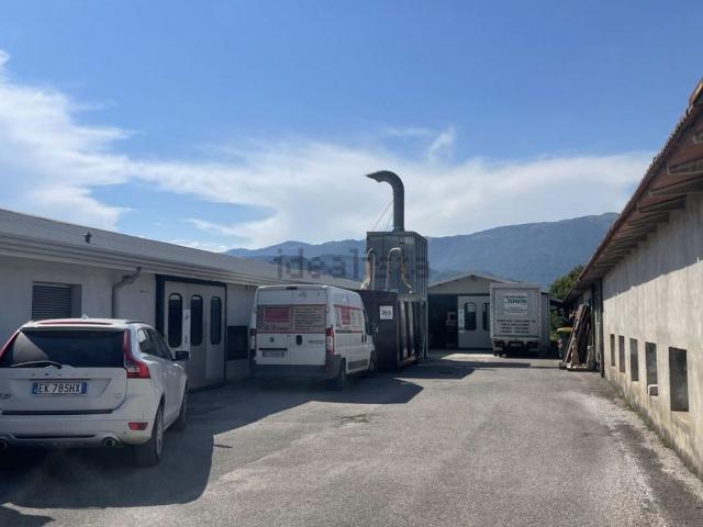Capannone in vendita di 800 m² in Via Margogne, 51