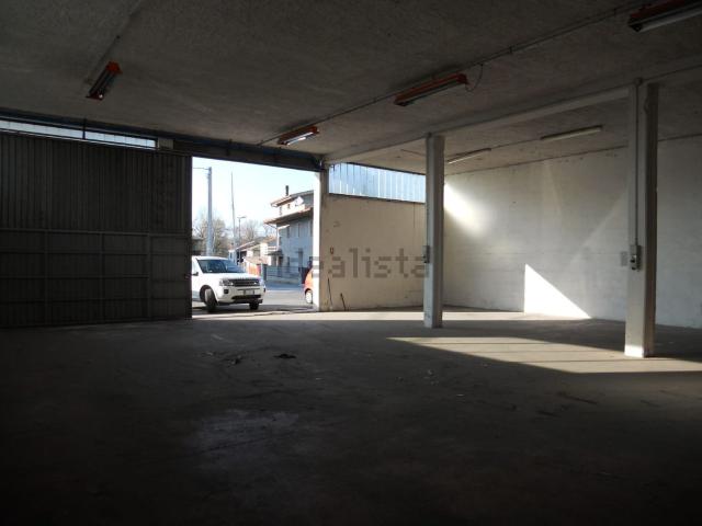 Capannone in vendita di 800 m² in Via Salara