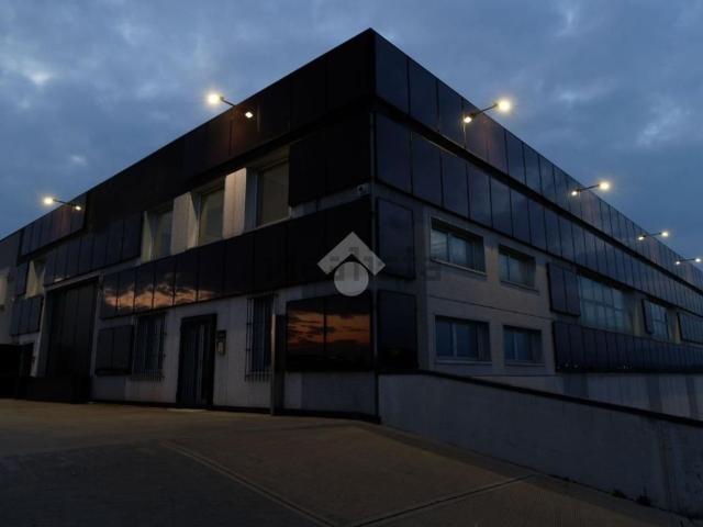 Capannone in vendita di 800 m² in Via San Fermo, 1