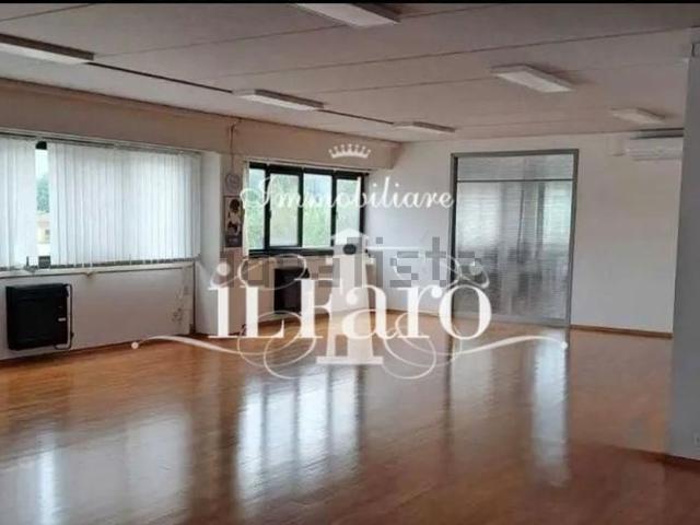 Capannone in vendita di 800 m² in Via Santa Gemma Galgani, 62