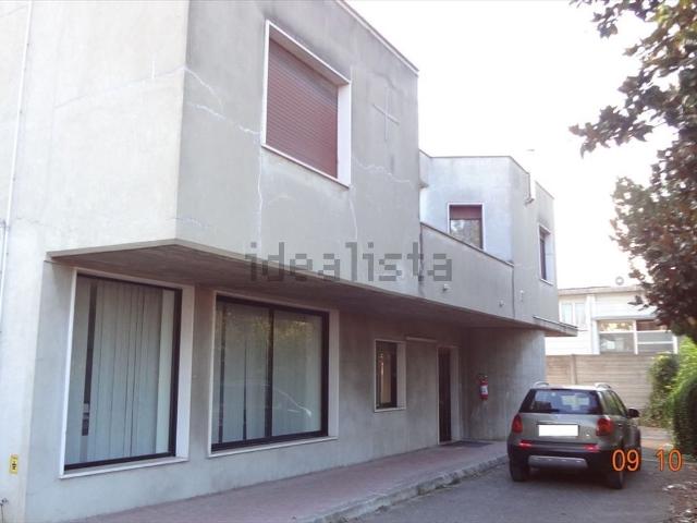 Capannone in vendita di 800 m² in Via Po