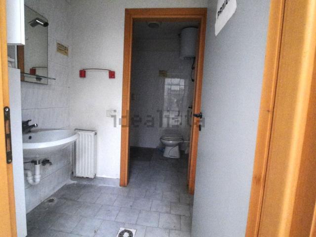 Capannone in vendita di 800 m² in Via Portogallo