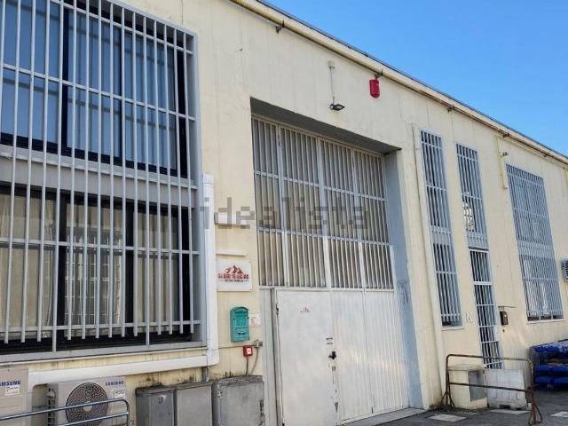 Capannone in vendita di 800 m² in Via Primo Maggio