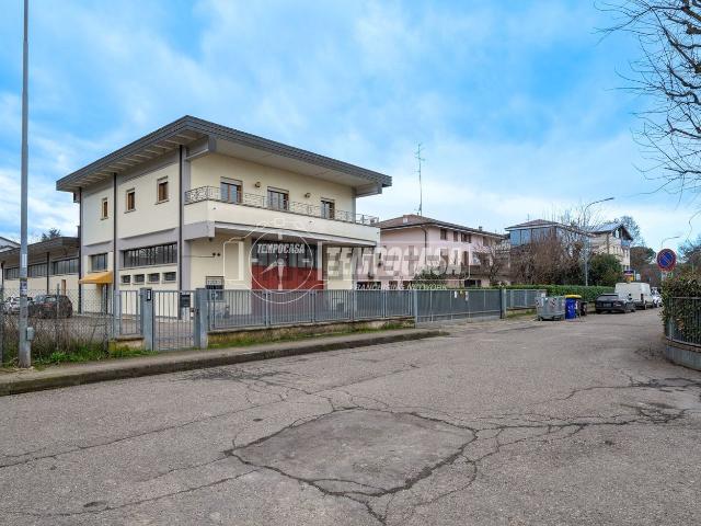 Capannone in vendita di 800 m² in Via Tonino Gualtieri
