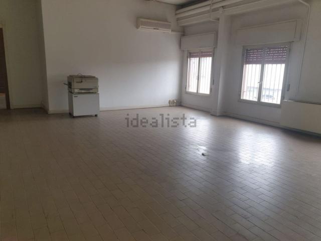 Capannone in vendita di 800 m² in Via Toscana