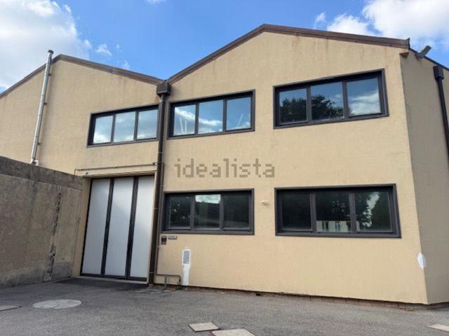 Capannone in vendita di 800 m² in Via Traversagno